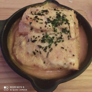 Sandwich gratinado de pollo y jamón
