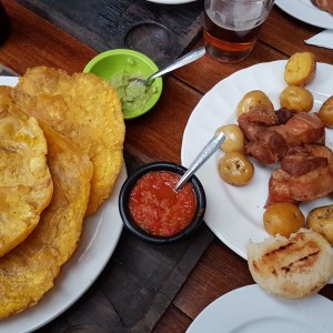 patacones y chicharrones