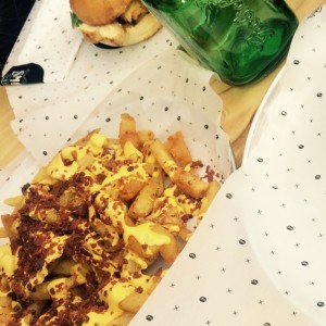 papas con tocineta y cheddar