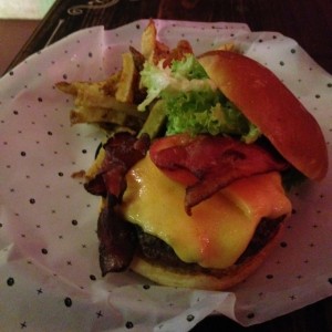 naked Molly con queso y tocineta + cajun fries