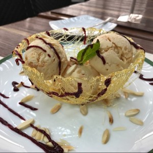Helado con caramelo