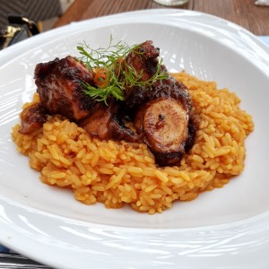 Pulpo a la Parrilla con Arroz Caldoso