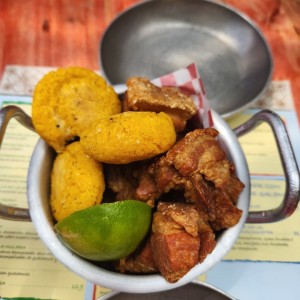 chicharrones con arepa 