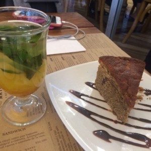 Aromatica de frutos amarillos y torta de chocolate