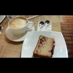 capuccino y torta de frutos rojos