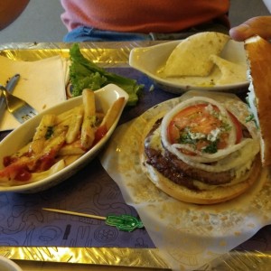 Hamburguesa doble carne con papas a la francesa