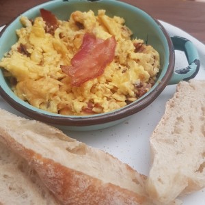 huevos con tocineta