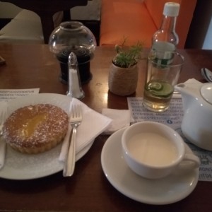 Tartaleta de almendras y durazno y Te de vainilla