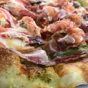pizza de stracciatella con prosciutto