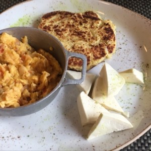 Desayuno Huevos y Arepa Chocolo