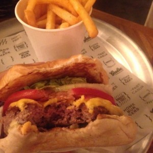 hamburguesa sencilla con queso y tocineta