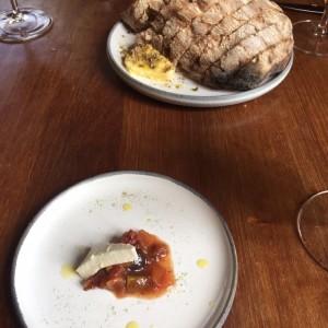 Amuse de rubiarbo y tofu / pan de mostaza