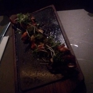 pulpo con chimichurri en pure de yuca