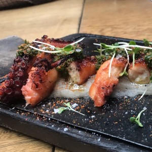 pulpo sobre pure de yuca 