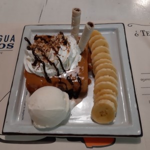 Pato de banano con arequipe y helado