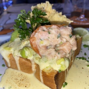 Tostada con aguacate y camarones