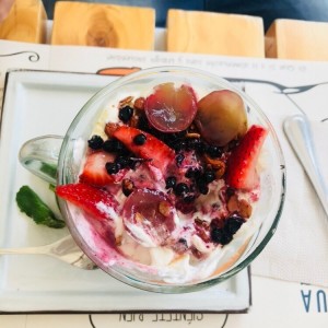 Granola, frutas, yogurth griego
