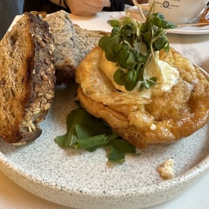 Huevos con pan de masa madre