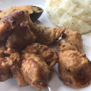 pollo apanado con pure de yuca