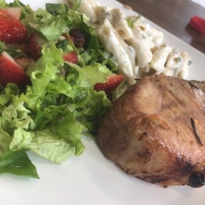 lomo de cerdo con ensalda fresca 
