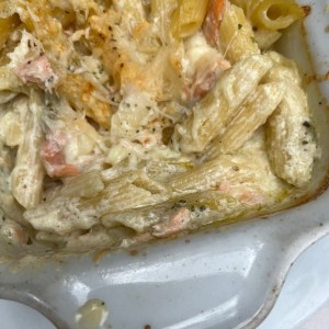 Penne tres quesos con salmón