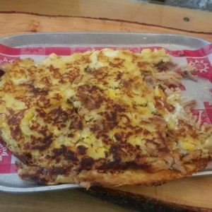 Arepa de choclo rellena de cerdo