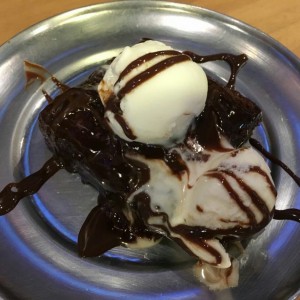 Brownie con helado 