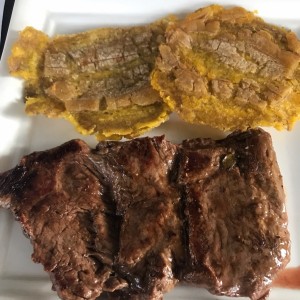 Lomo a la plancha con patacones.
