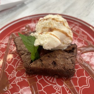 Brownie con helado