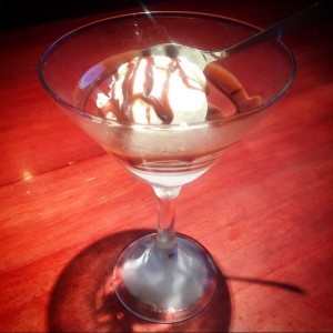 Helado de vainilla con salsa de choco
