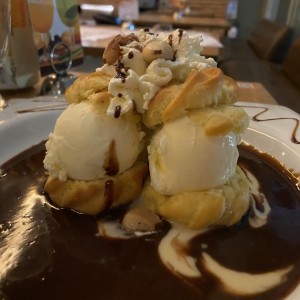 Profiterol con helado de vainilla