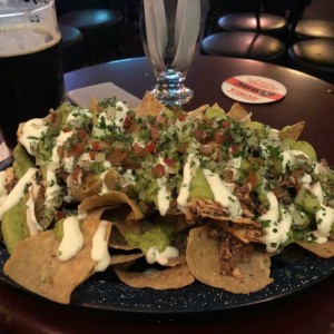 Nachos con carne y pollo 