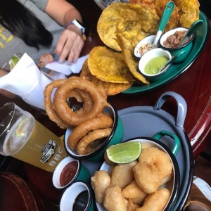 camarones apanados con anillos de cebolla y tostones