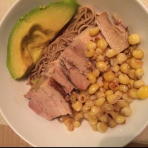 noodles de cerdo tocineta y maiz