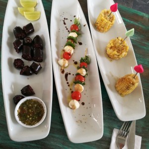 Mazorcas, pinchos de queso de bufala, morcillas