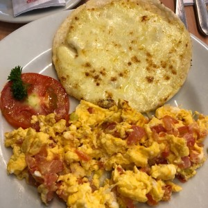 Desayuno Americano con Arepa gratinada
