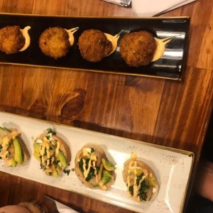 Picadas: Croqueta de queso y tocineta - Bruschetta de Camarones