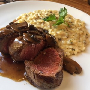 lomo a la parrilla con orzo