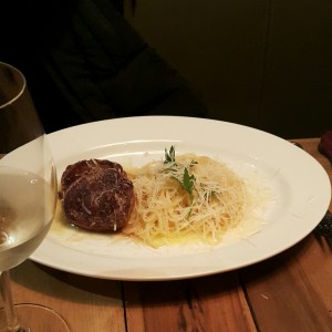 lomo con pasta al burro
