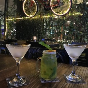 lychee martini y mojito de lulo