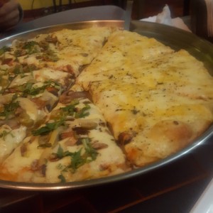 pizza mitad gourmet mitad tres quesos 