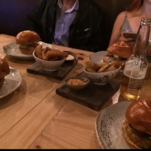 Hamburguesas y papas fritas y en casco