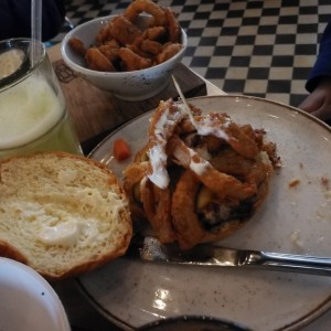 bbq burger, con aros de cebolla