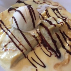 Crepe de arequipe con helado de vainilla