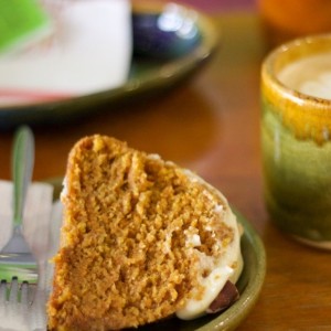 torta de zanahoria y capuchino