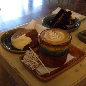 capuchino y tortas de chocolate y zanahoria. 