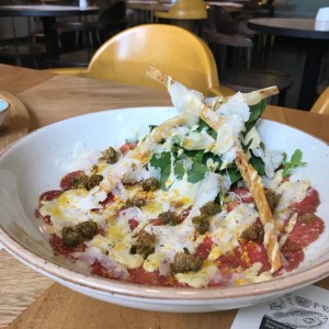 Carpaccio con aceitunas fritas