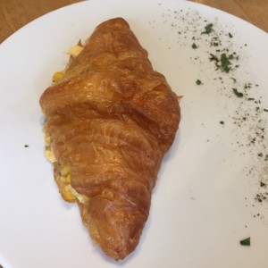 Croissant relleno de huevo