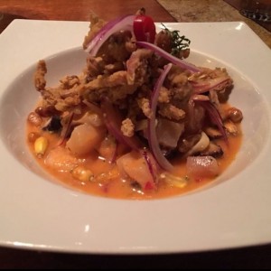 Ceviche Chorrillano: pescado y marisco en leche de tigre y rocoto, con chicharrones de Pulpo