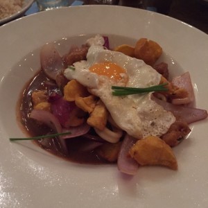 Saltado de mariscos a la criolla